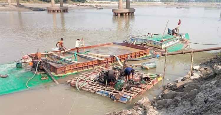 ৪৯ কোটি টাকার নির্মাণাধীন রাস্তার কাজে তোলা হচ্ছে নদীর বালি!