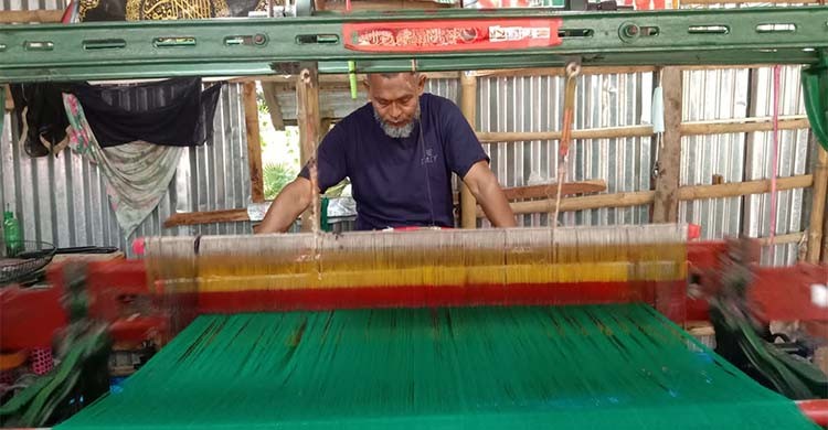 শীতের আগমণে জীবন্ত হয়ে উঠেছে তাঁতপল্লি