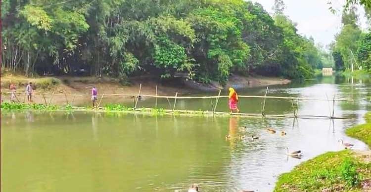 এলাকাবাসীর ভরসা বাঁশের সাঁকো