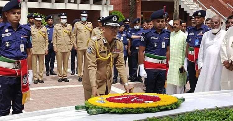 IGP pays tributes to Bangabandhu at Tungipara