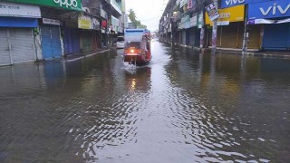 বরিশাল নগরীর বিভিন্ন সড়কে হাঁটু সমান পানি