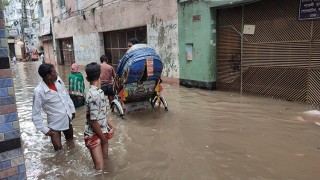 ঘূর্ণিঝড় সিত্রাংয়ের প্রভাবে পানিবন্দি ঢাকাবাসী