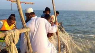 নিষেধাজ্ঞা অমান্য করে ইলিশ ধরায় ৫ জেলের কারাদণ্ড