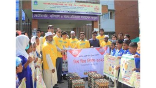 ডিম দিবসে শিশু ছাত্র-ছাত্রীদের ডিম খাওয়ালেন তারা