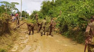 সাজেকে পাহাড় ধসে যানবাহন চলাচল বন্ধ