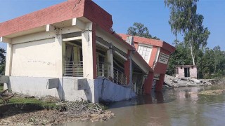 সরকারি বিদ্যালয়ের ভবন যমুনায় বিলীন