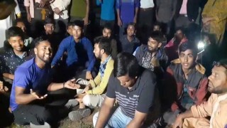 গানে গল্পে সময় কাটাচ্ছেন নেতাকর্মীরা!