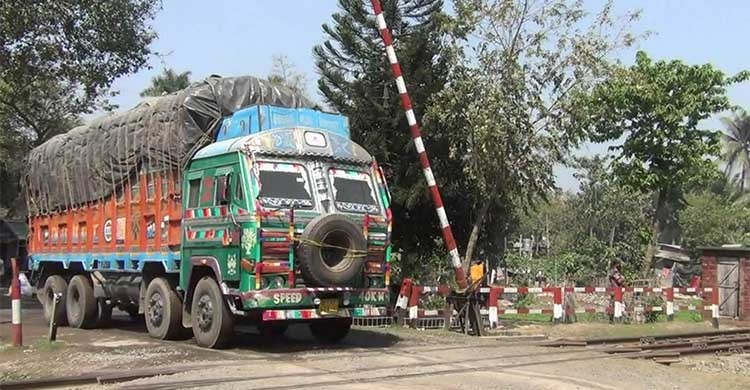 ৮ দিন পর হিলি স্থলবন্দরে আমদানি-রপ্তানি শুরু