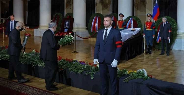 Russians bid farewell to Gorbachev, but without Putin