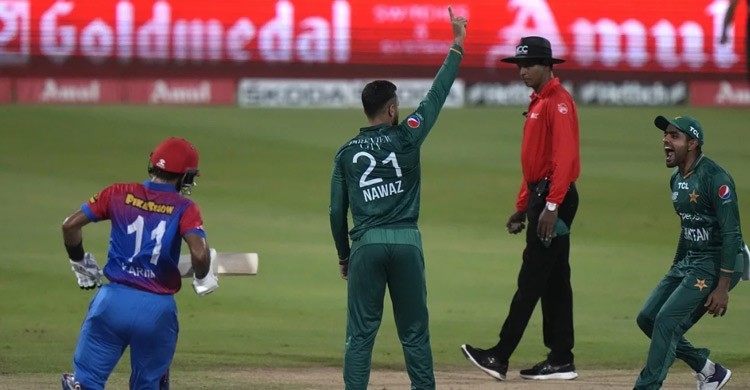 Pakistan beat Afghanistan by one wicket in last over thriller