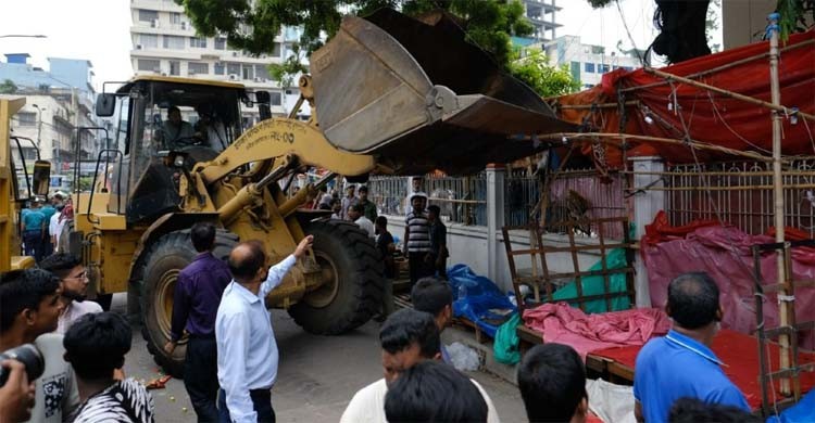 DSCC evicts hawkers from red-marked roads