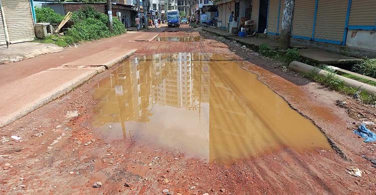 ১০ বছর ধরে বেওয়ারিশ ফেনীর 'হাজারী সড়ক'