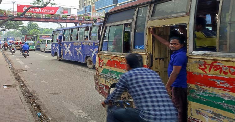 নিরুপায় হয়ে জুলুমও সহ্য করছে যাত্রীরা