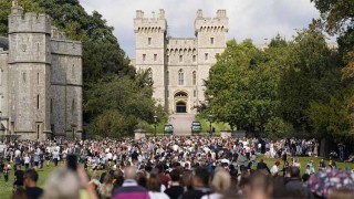 Crowds build for reopening of Windsor Castle