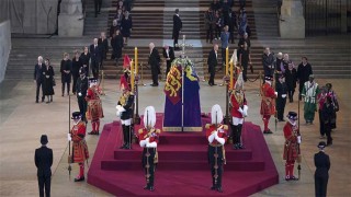 Tens of thousands queue in London to pay respects to queen's coffin