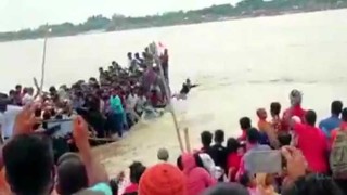 নৌকা বাইচ চলাকালে যাত্রীবাহী নৌকাডুবিতে শিশু নিখোঁজ