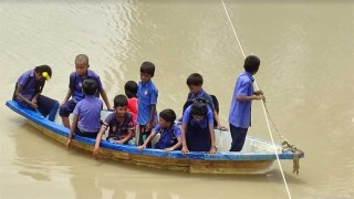 ঝুঁকি নিয়ে ৩০০ শিক্ষার্থীর নদী পারাপার