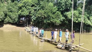 বাঁশের সাঁকো দিয়ে নদী পারাপার ১৫ গ্রামের মানুষের