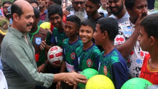 মিরপুরে অনশনরত শিক্ষার্থীদের সঙ্গে ফুটবল খেললেন মেয়র আতিক