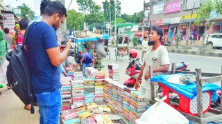 দাম বেড়েছে নীলক্ষেতের ফুটপাতের বইয়ের, কমেছে বিক্রি