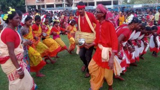 নাচে-গানে মাতোয়ারা নওগাঁর ক্ষুদ্র নৃ-গোষ্ঠির তরুণীরা