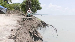 কাটছে নির্ঘুম রাত, নদীগর্ভে অর্ধশত বছরের বাজার