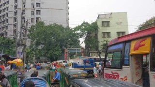 অবৈধ বাসস্ট্যান্ড উচ্ছেদে উপাচার্যকে জবি শিক্ষার্থীদের স্মারকলিপি