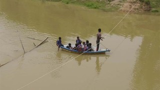 সেতু না থাকায় ডিঙ্গি নৌকায় পার হতে হয় শিশু শিক্ষার্থীদের