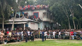 ব্যরিস্টার সুমনের খেলা দেখতে জনতার ঢলে ভাঙলো টিনের চাল