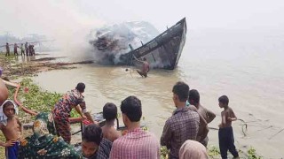 মানিকগঞ্জে চাঁদা না পেয়ে ট্রলারে আগুন দেওয়ার অভিযোগ