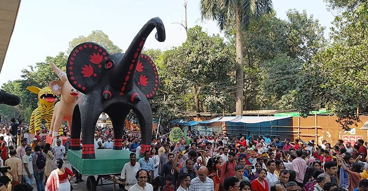 উৎসবমুখর ও নিশ্ছিদ্র নিরাপত্তায় অনুষ্ঠিত হলো মঙ্গল শোভাযাত্রা