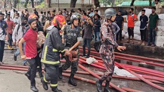 বঙ্গবাজারে অগ্নিকাণ্ড: ফায়ার সার্ভিসের সদস্যসহ আহত ৮