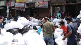 পুড়ে যাওয়ার শঙ্কায় মালামাল নিয়ে রাস্তায় ব্যবসায়ীরা