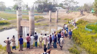 সেতুর নির্মাণ কাজ বন্ধে চরম ভোগান্তিতে ২০ গ্রামের মানুষ