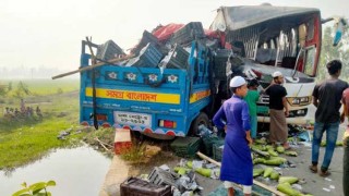 দিনাজপুরে বাস-ট্রাকের মুখোমুখি সংঘর্ষে দুই চালকের মৃত্যু