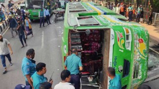 রাজধানীতে আইল্যান্ডে ধাক্কা খেয়ে বাস উল্টে আহত ১০