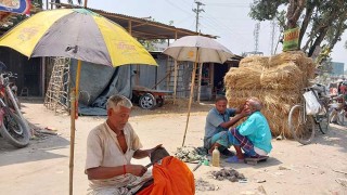 কুড়িগ্রামে হারিয়ে যাচ্ছে পিঁড়িতে বসে চুল-দাঁড়ি কাটার রীতি