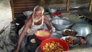 ২০ টাকার ইফতার বিক্রি করে আলোচিত মোহাম্মদ আলী