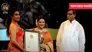 আনন্দবাজার অনলাইনের বর্ষসেরা অভিনেত্রীর পুরস্কার পেলেন পরীমণি