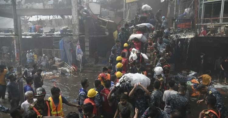 Dhaka New Supermarket fire under control,  19 fall sick from heavy smoke