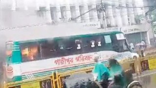 রাজধানীর মতিঝিলে যাত্রীবাহী বাসে আগুন