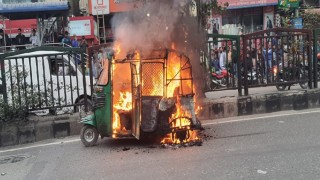 যমুনা ফিউচার পার্কের সামনে সিএনজি অটোরিকশায় আগুন