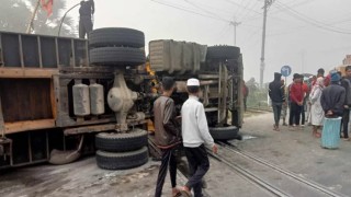 কুমিল্লায় রেললাইনে উল্টে গেছে লরি, ঢাকা–চট্টগ্রাম ট্রেন চলাচল বন্ধ