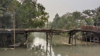 সিডরে ভাঙা সেতুতেই ১৬ বছর পার