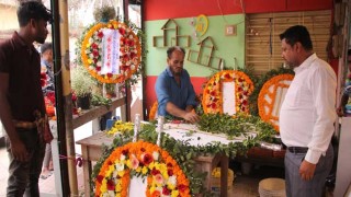 নওগাঁয় ফুলের দামের উত্তাপটা একটু বেশি