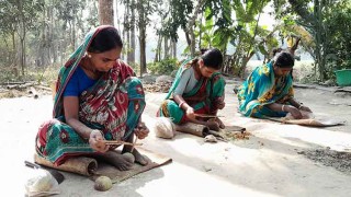 বেলের মালা তৈরিতে শতাধিক নারীর জীবন-জীবিকা