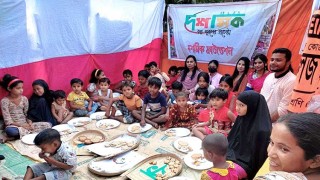 হাত খরচের টাকায় পথশিশুদের নিয়ে পিঠা উৎসব