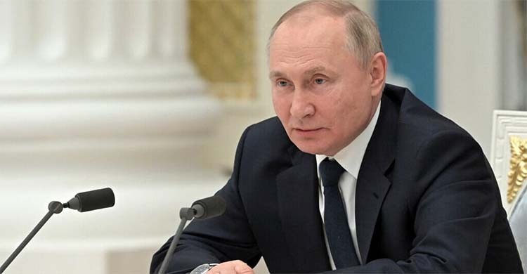 Putin raises tension on Ukraine, suspends START nuclear pact