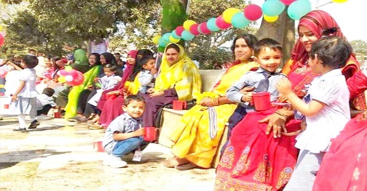 মায়ের পা ধুয়ে শিশুদের বিশ্ব ভালোবাসা দিবস উদযাপন