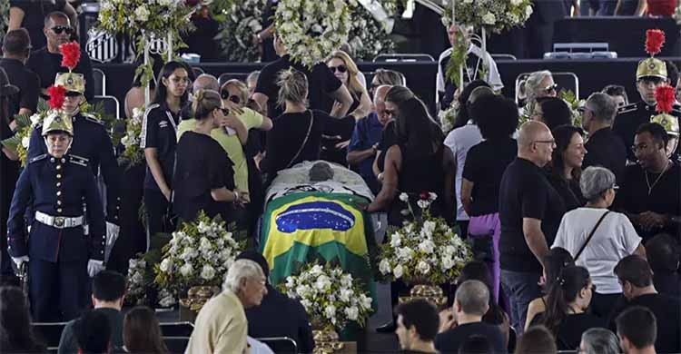 Brazilians mourn Pelé at the stadium where he got his start